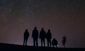 Noctourisme, une famille profite des étoiles