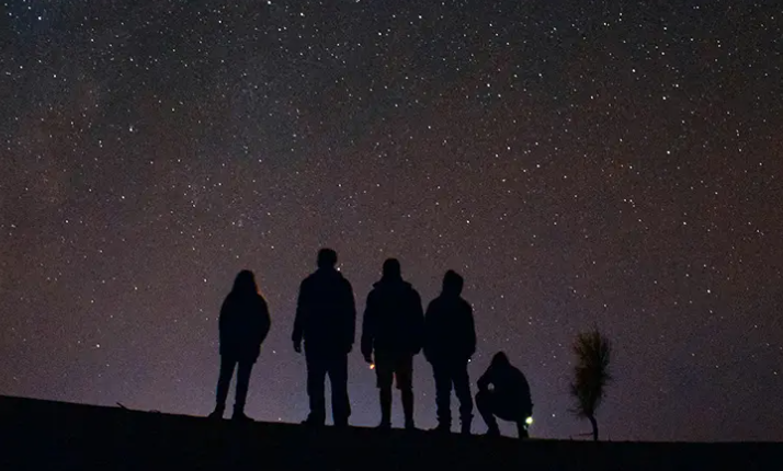 Noctourisme, une famille profite des étoiles